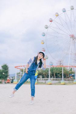 老师趴讲台把腿张开让学生背单词